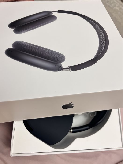 AirPods Max with Smart Case