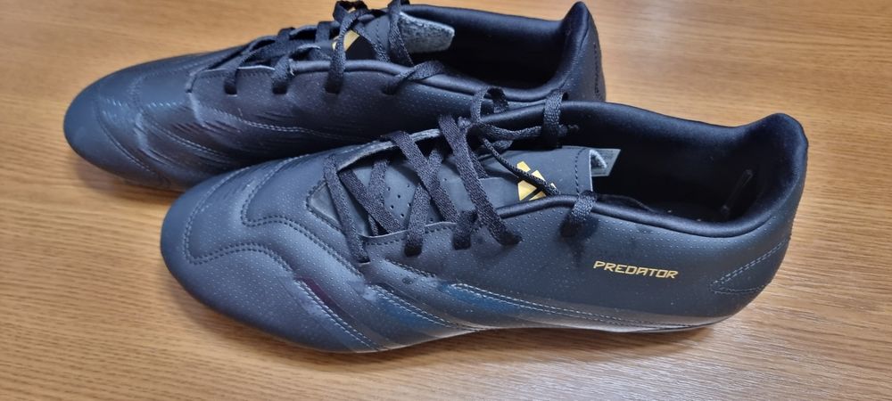 Gehte de fotbal cu crampoane Adidas