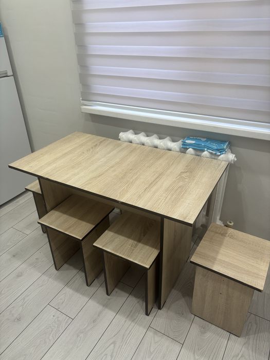 Стол с табуретками