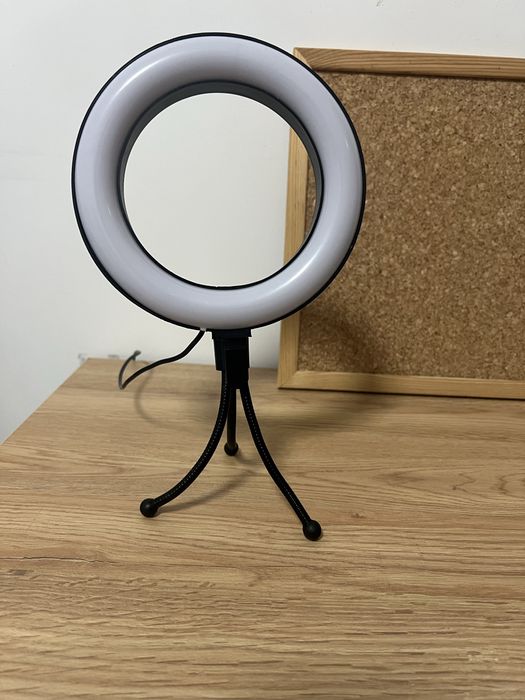 Ring лампа със статив