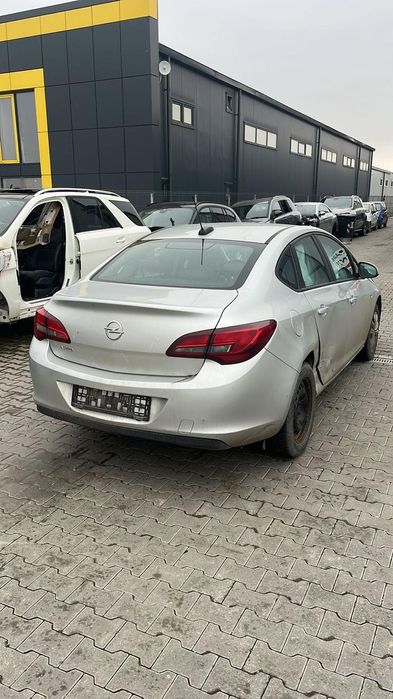 Usa stanga fata/Usa dreapta fata pentru Opel Astra J sedan din 2018