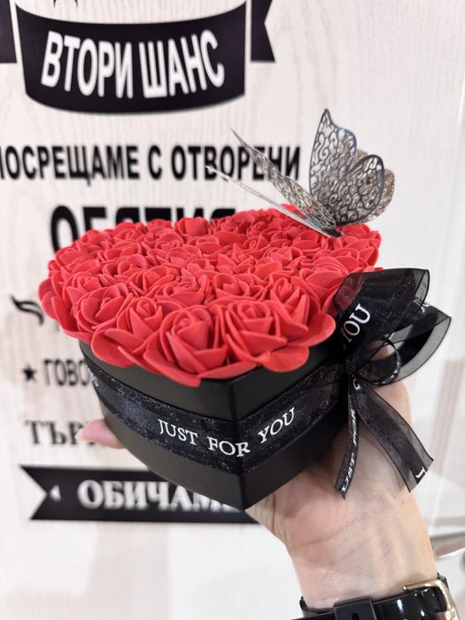 Мечета, букети, сърца и кутии с букви от вечни рози