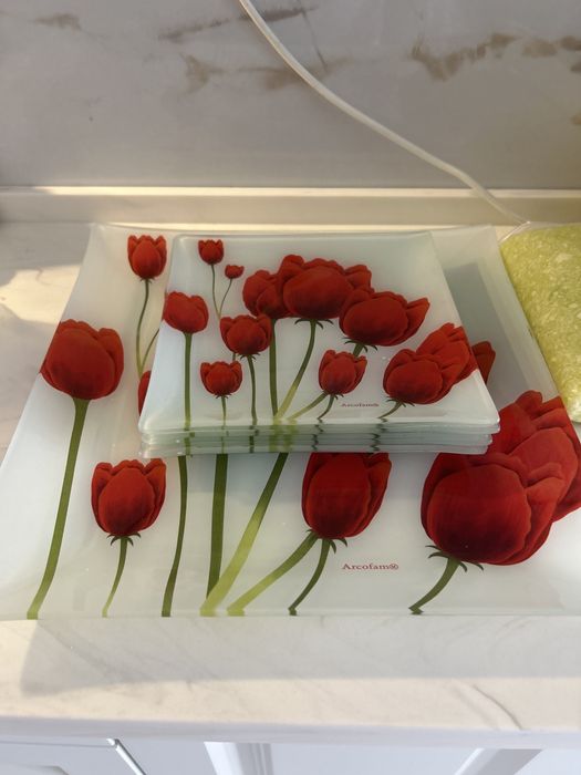 Набор   из   шести   тарелок и  блюдца