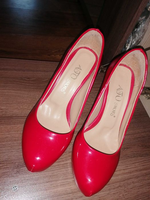 Нови червени токчета