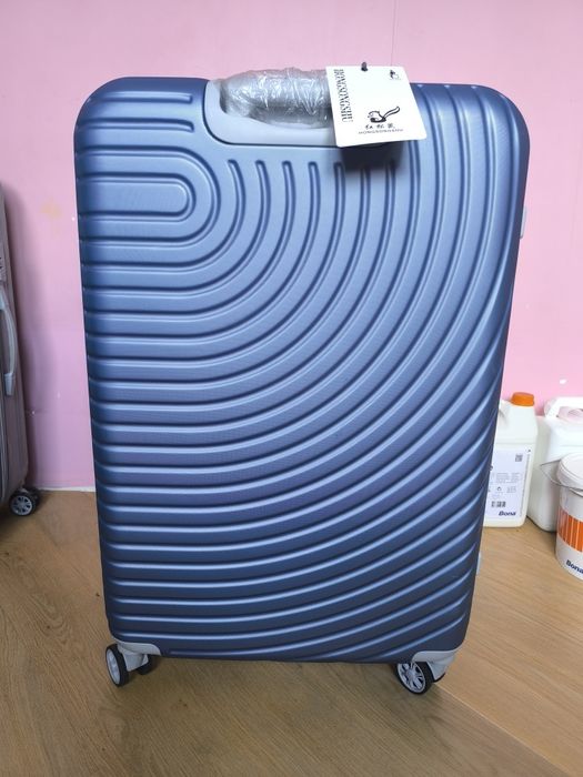 «Продам большой чемодан (размер L)»