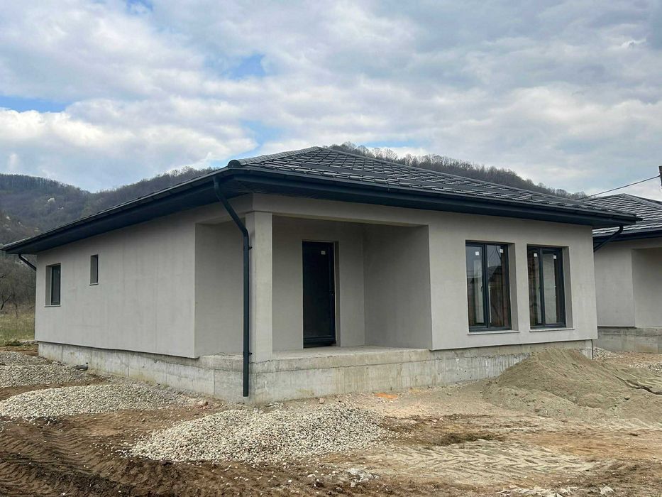 vand casa semifinisata in localitatea Seini