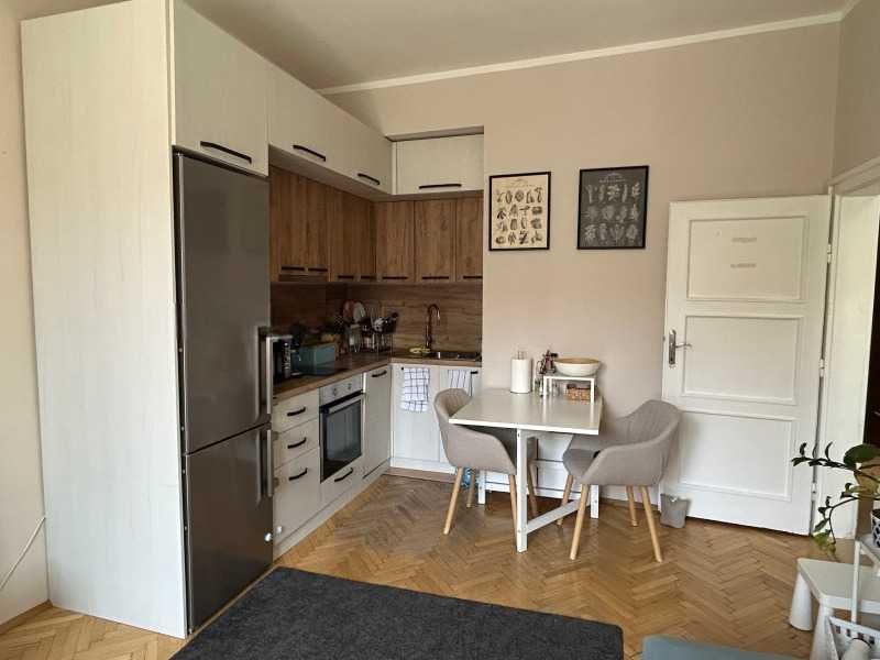 Дава се под наем Тристаен апартамент в София, Център - 88 кв.м за 1396.38 € - Снимка #1