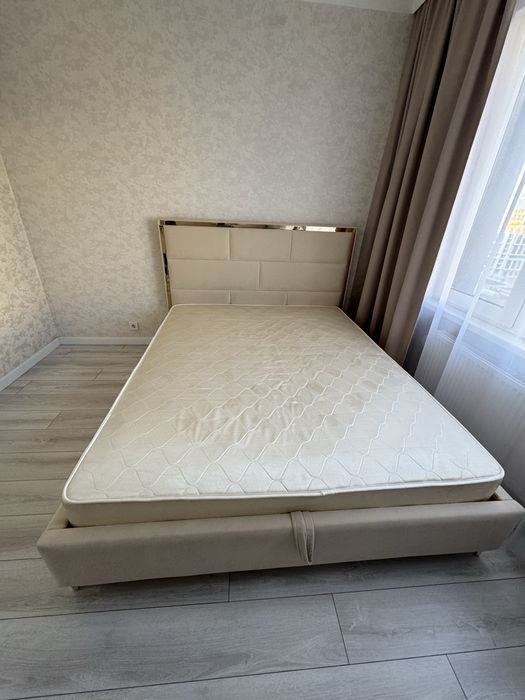 Кровать с матрасом