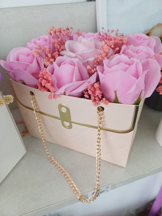 Декорация със сапунени рози