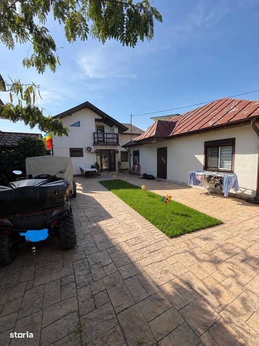 Două case, o singură proprietate, vedere la lac