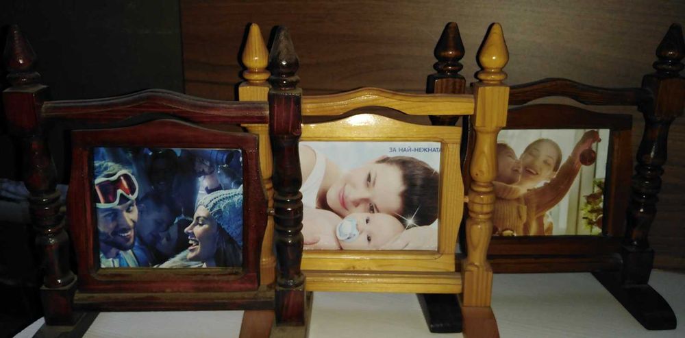 Огледало с дървена рамка