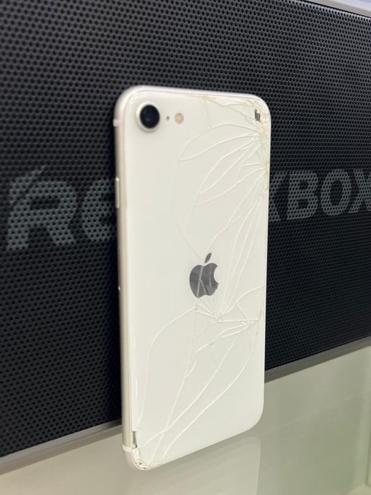 Айфон SE 2 минус на фото