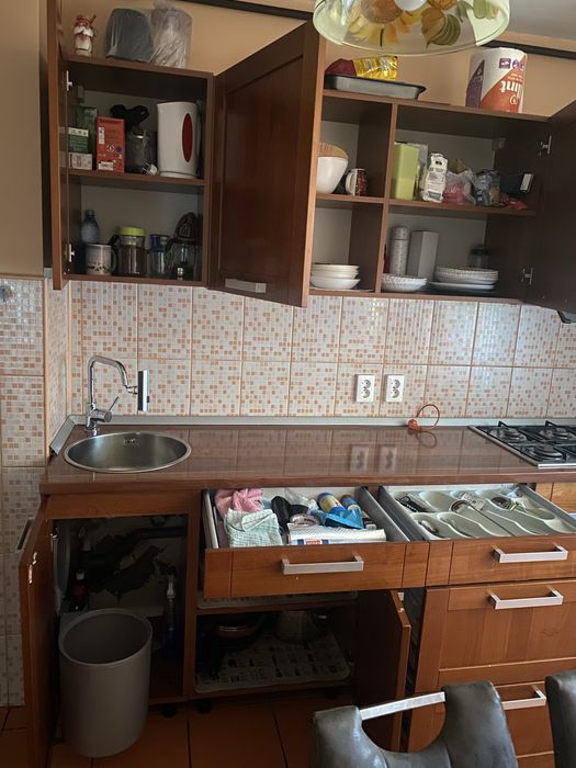 Vând mobilă de bucatarie cu electrocasnice si alte obiecte