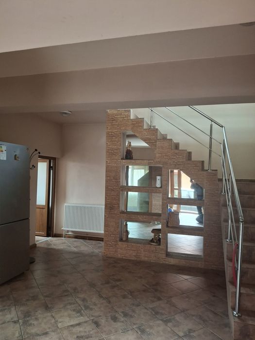 Închiriez casă 13 km de Tîrgoviște 8 km de Pucioasa.În localitatea Vul