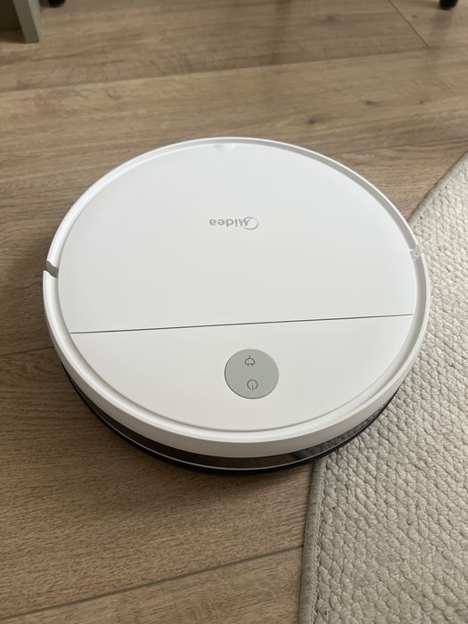 Робот пылесос Midea продам