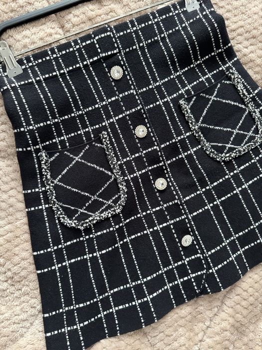 Елегантна Пола с декоративни копчета