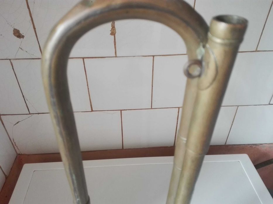 Медна сигнална тръба и месингов съд за пуканки.