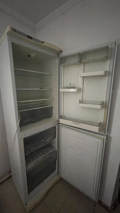 Холодильник и вешалка