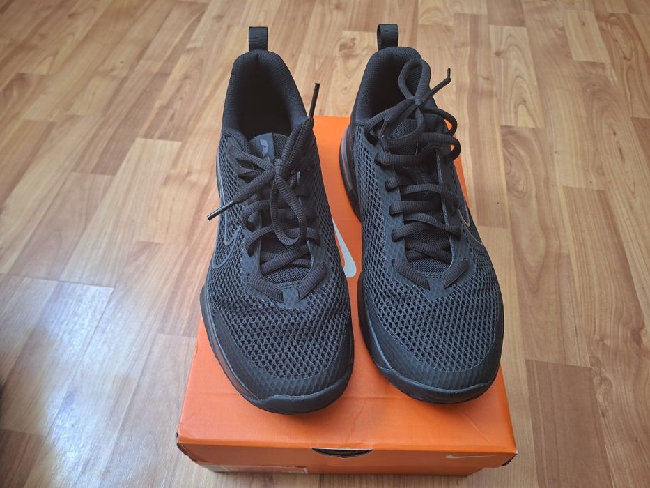 Vând adidași nike air max
