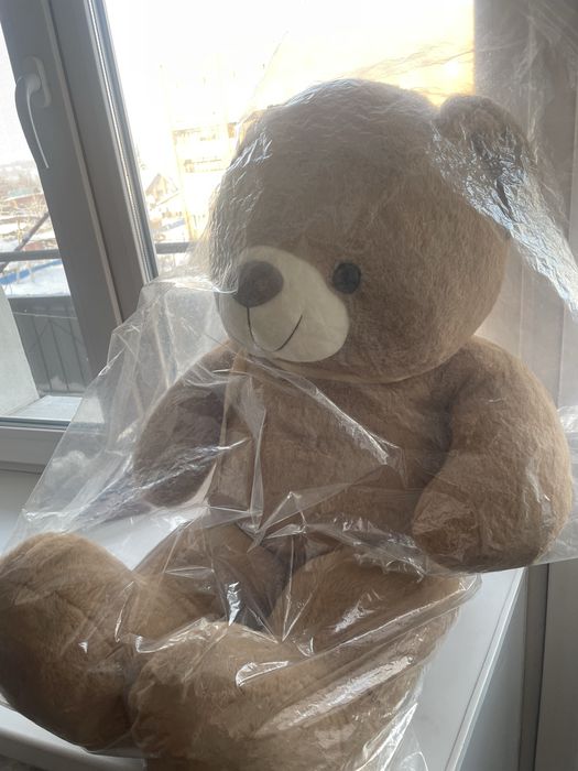 Новый плюшевый коричневый мишка с пакетом.
