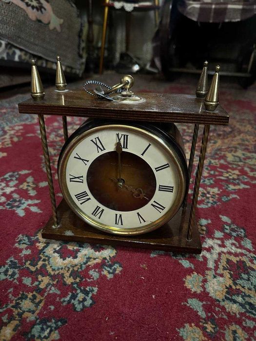 Каминные винтажные часы Весна. На ходу,двухнедельный запас хода