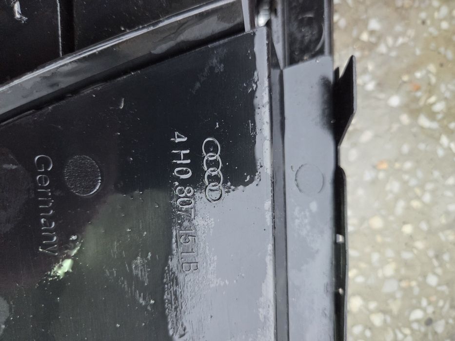 Audi A8 D4 13-17г долна дясна решетка към пр броня ОЕ