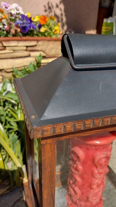 Винтидж поставка за свещ. Дървена къщичка с метален покрив с отвор