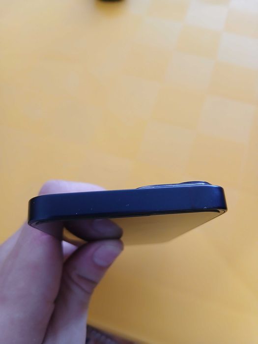 iphone 13 mini със съвсем леки следи от употреба