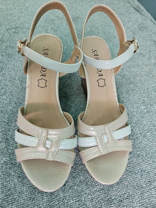 Sandale bej sidefat marimea 38/39