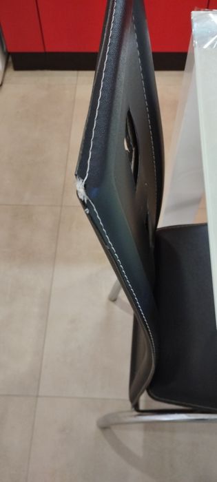 Продавам стъклена маса с четири стола