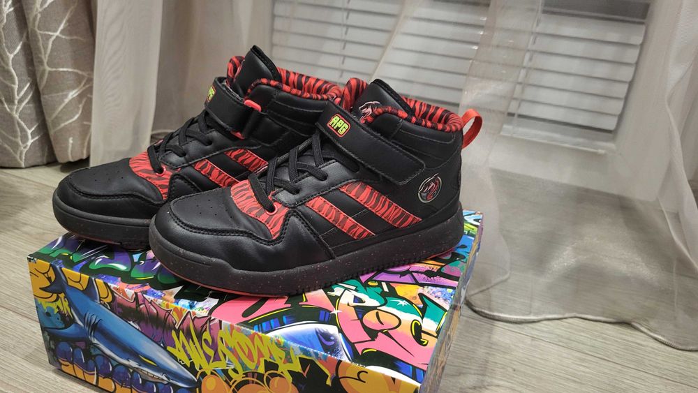 Продавам високи маратонки APG