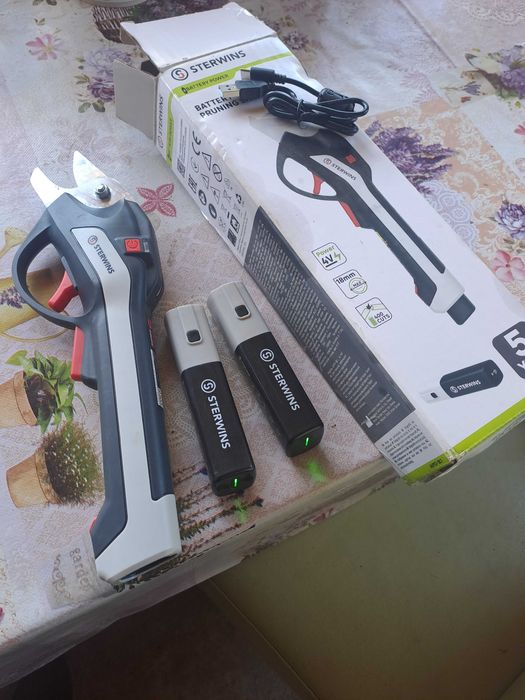 Foarfeca electrica de taiat pomi cu 2 acumulatori