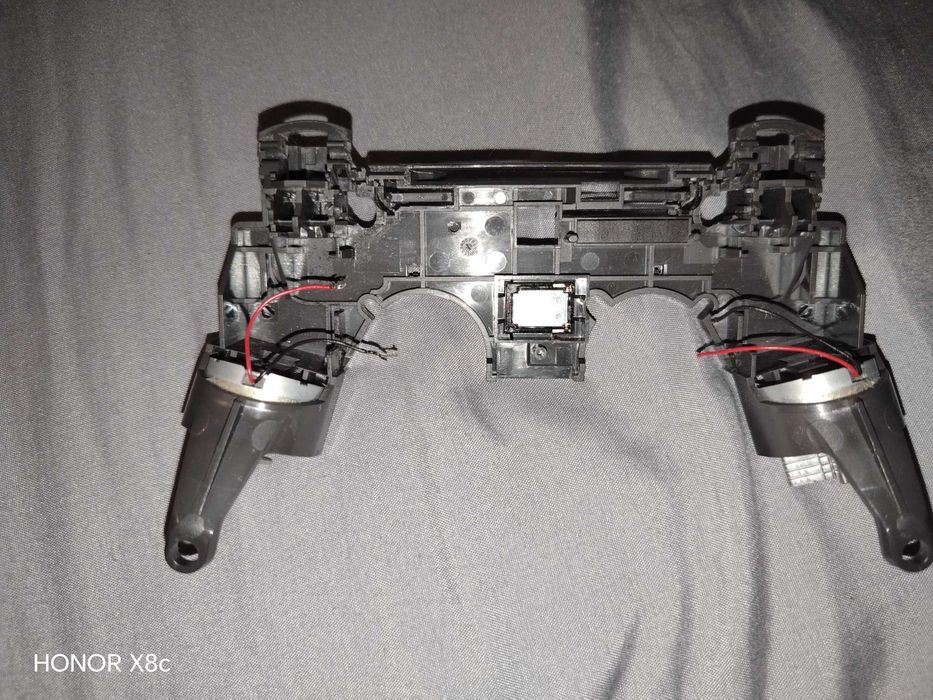 Оригинальный вибро-мотор от DualShock 4 вместе с каркасом