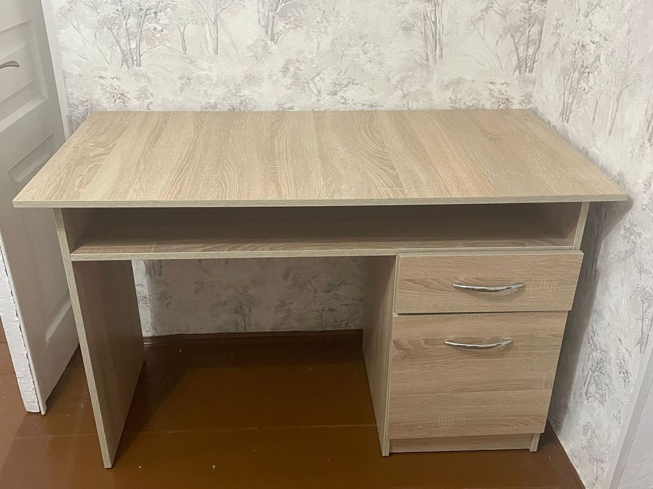 Продается стол письменный