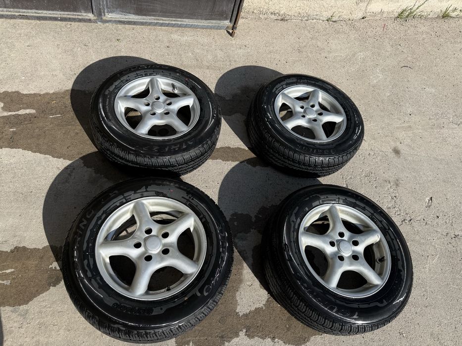 Продам диски с шинами 215:65:15