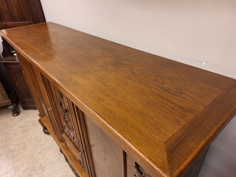 Комод, скрин, бюфет, шкаф с богата дърворезба