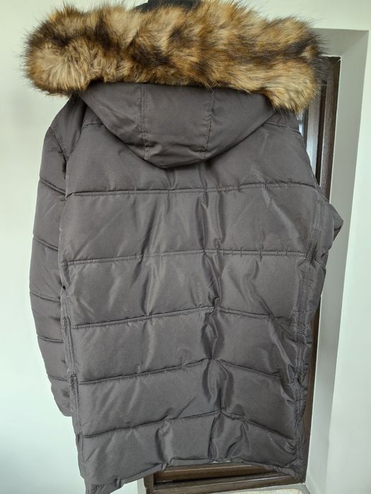 Geaca matlasata, cu gluga, pentru barbati.