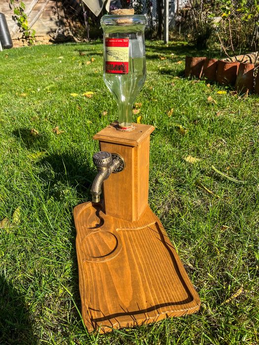 Диспенсър за алкохол с плато за мезета