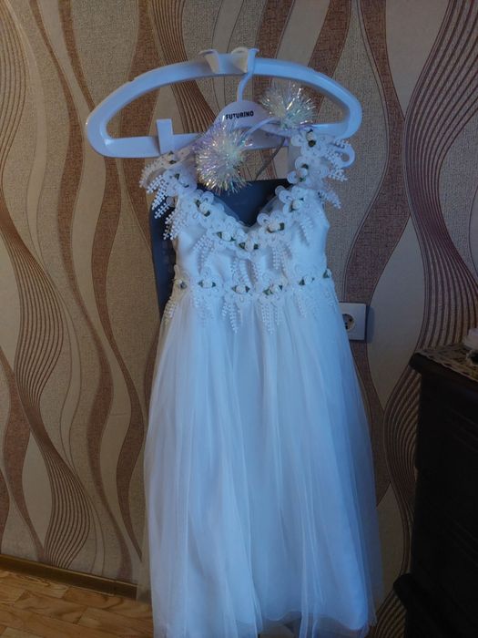 продам платья  для девочки  3-7лет нарядные