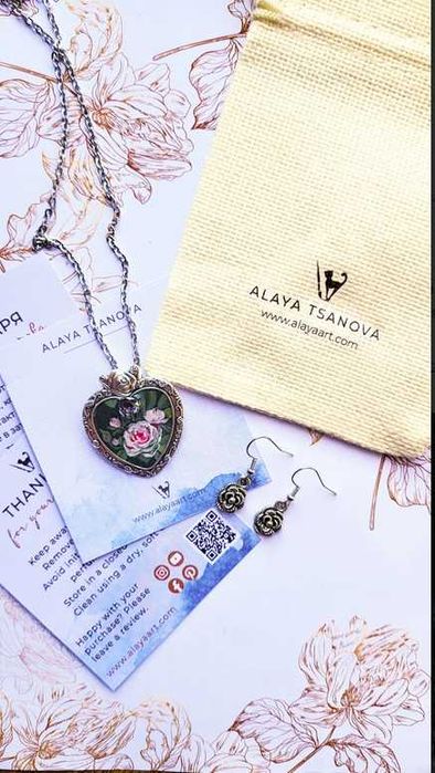 Сапфирена роза - Колие с ръчно боядисано сърце и истински сапфир