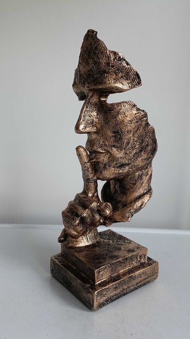 " Мълчанието е злато " , абстрактна статуетка с размер 27 см.