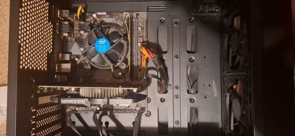 Продавам гейминг компютър – i5 10400F / GTX 1650