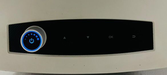 Videoproiector LOOSAFE cu ecran de proiectie 90”.  4:3