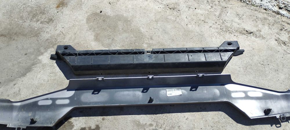 Renault Range T лайсна над радиаторната решетка.