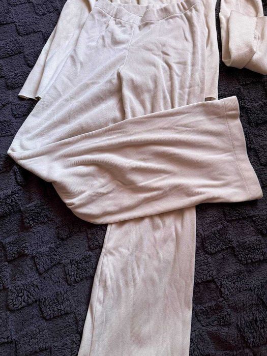 женская одежда (костюмы, платья. кофты)