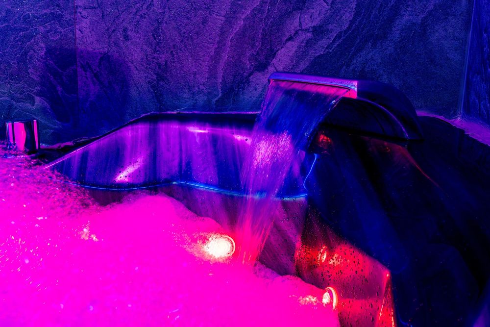 Camera cu JACUZZI si leduri