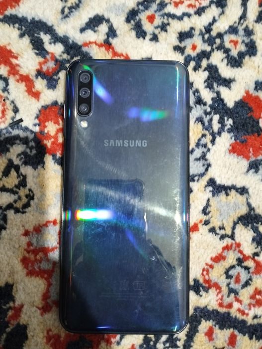 Samsung A50телефон
