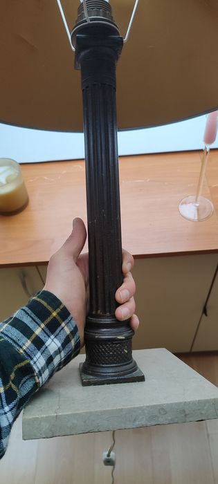 Ретро лампа с подставка от камък