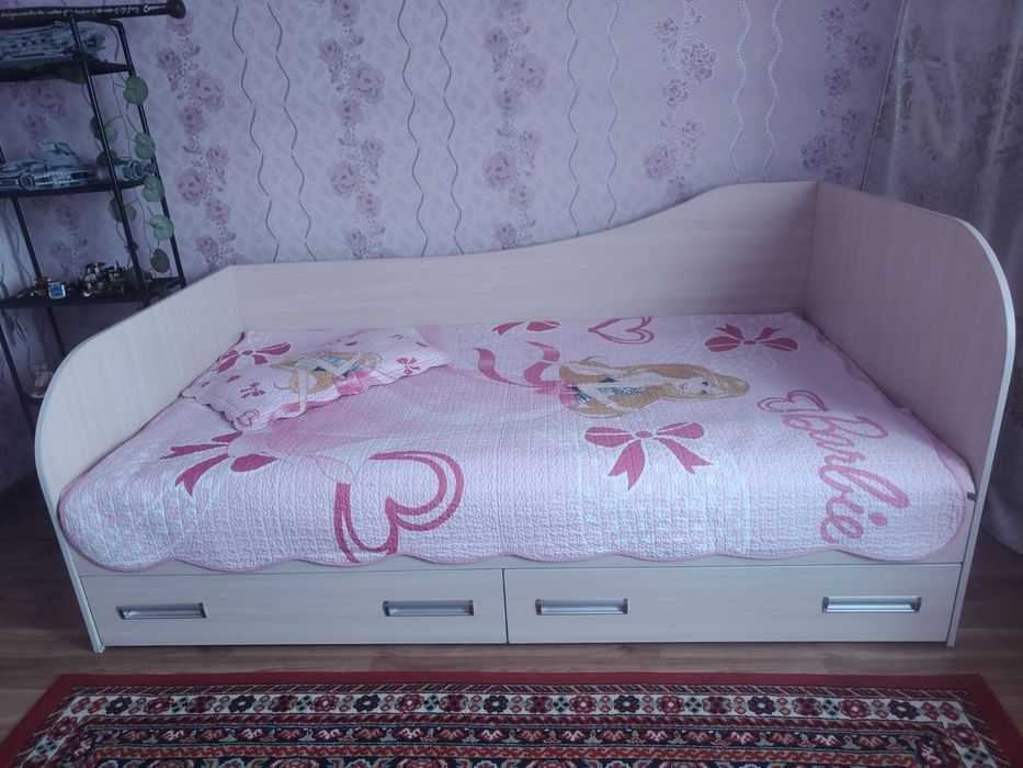 Продам  шкаф , кровать , комод