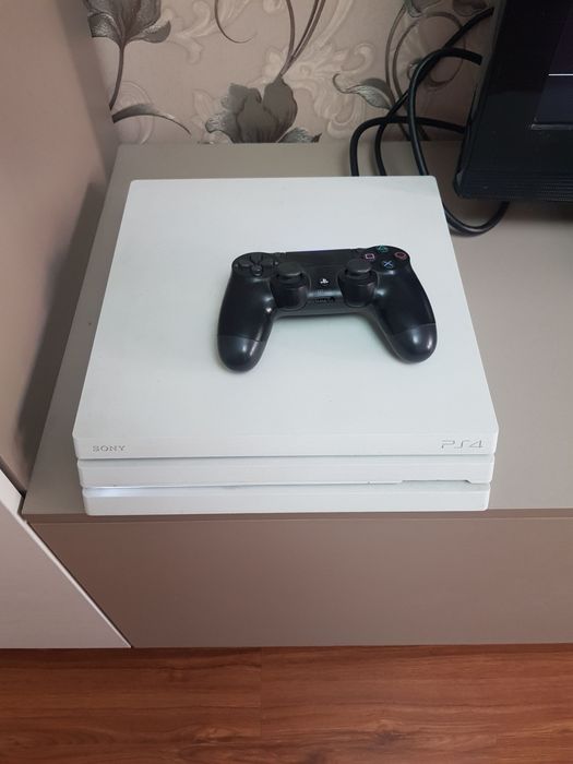 PS4 pro белого цвета 1 TB